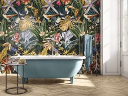 Łazienka ze ścianą wyłożoną dekoracyjnymi płytkami w egzotyczne wzory Decor Set CD Tropical z wanną wolnostojącą w kolorze błękitnym, małym stolikiem i drabinką z ręcznikiem