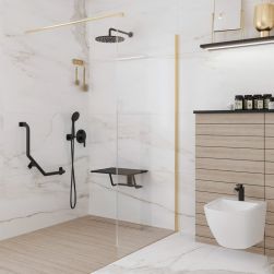 Elegancka łazienka w marmurze z dużą strefą prysznicową ze ścianką prysznicową Walk In Fix ze złotymi profilami i czarnym zestawem prysznicowym oraz z białym bidetem i czarną baterią