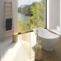 Łazienka z dużą strefą prysznicową ze ścianką przysznicową Walk In, białą wanną wolnostojącą i dużym oknem