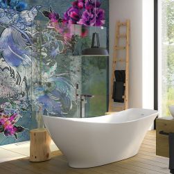 Łazienka z kolorową ścianą, dużą strefą prysznicową ze ścianką prysznicową Walk In i białą wanną wolnostojącą