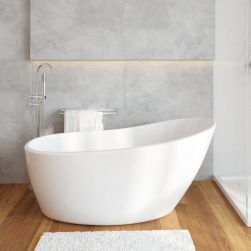 Łazienka z szarą ścianą i drewnianą podłogą, białą wanną wolnostojącą Bellis obok kabiny prysznicowej, baterią wolnostojącą i białym dywanikiem