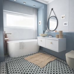 Niebieska łazienka z białą wanną wolnostojącą Elegant, białą szafką wiszacą z umywalką nablatową, okrągłym lustrem w czarnej ramie i czarną baterią wolnostojącą