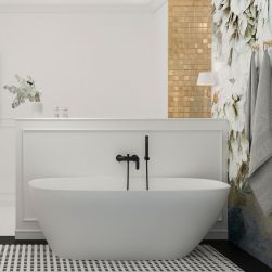 Fragment eleganckiej łazienki z białą wanną wolnostojącą Molis i czarną baterią ścienną oraz dekoracyjnymi płytkami