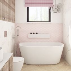 Pastelowa łazienka z różową mozaiką, białą wanną wolnostojącą Wall pod małym oknem, lampą wiszącą, miską WC i szafką z umywalką