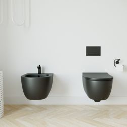 Czarna miska WC Molis Slim Black wisząca na białej ścianie, z czarnym przyciskiem spłukującym i pasującym bidetem