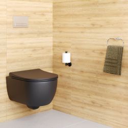 Czarna miska WC Molis Slim Black wiszącą na jasnej, drewnopodobnej ścianie z przyciskiem spłukującym w chromie