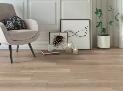 salon, fotel, roślina w rogu, obrazy, na podłodze płytki willow taupe