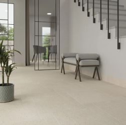 Płytki Halo XXL Dawn 44x44 imitujące kamień na podłodze w holu
