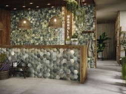 Resturacja lada w egzotycznym klimacie, w płytkach keksagonalnych zielonych i zielonych kafelek na ścianie w połączeniu z drewnem i roślinami