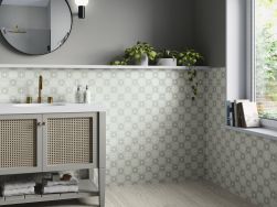 Łazienka w kwadratowych płytkach zielonych patchwork z motywem roślin, z gustowną szafka, czarnym okrągłym lustrem