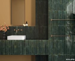 Łazienka w kolorach ciemnej zieleni i złota z białą umywalką, złotą baterią podtynkową i scianą wyłożoną płytkami  Bali Isle Of Pine 5x40