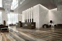 Wejście na hotel w spiekach na podłodze onyksowych w ciemnych podłużnych kolorach