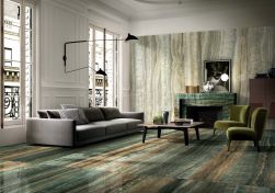 Nowoczesne mieszkanie w kamienicy w płytkach z onyksu z kominkiem i białą sztukaterią oraz zielonymi płytkami podłogowymi