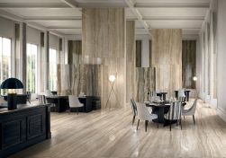 Płytki onyksowe marmurowe w restauracji rustykalnej z czarnymi litymi meblami i biało czarnymi krzesłami