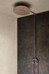 Stylowy retro prysznic na trafitowej dekoracyjnej płytce