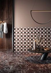 Ścianka dekoracyjna z płytek kwadratowych 20x20 na tle marmurowych podłogowych płytek i nowoczesnej lampy