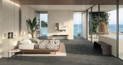 Zdjęcie przedstawia luksusową sypialnię lub apartament typu wellness, w kt&oacute;rej wykorzystano kolekcję płytek ceramicznych Nyra marki Atlas Concorde