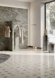 Sklep odzieżowy z płytkami podłogowymi w kwadratowym szkłem i marmurem na ścianie