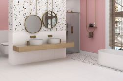 Biało-różowa łazienka z płytkami lastryko Terazzo Multicolor Matt, z kabiną prysznicową, wanną wolnostojącą, drewnianą półką z dwiema umywalkami nablatowymi i dwoma okrągłymi lustrami