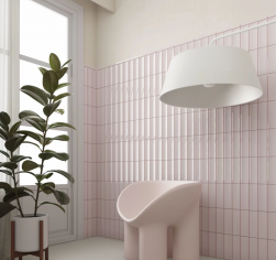 Pokój dzienny, roślina ozdobna, krzesło, biała lampa, na ścianie płytki Vibe In Fair Pink Gloss 6,5x20