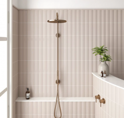 Łazienka, prysznic ze złotym zestawem podtynkowym, na ścianie płytki Vibe Out Taupe Gloss 6,5x20