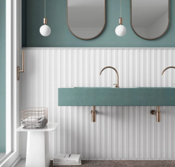 Łazienka z dwiema umywalkami, dwie złote baterie, dwa lustra, na ścianie płytki Vibe In Gesso White Matt 6,5x20