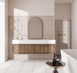 Łazienka, na podłodze białe płytki, podwójna umywalka, złote baterie, lustro nad umywalkami, na ścianie płytki Vibe In Taupe Matt 6,5x20
