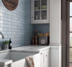 Kuchnia, białe szafki kuchenne, biały marmuropodbny z wpuszczanym zlewem, na ścianie płytki Village Cloud 6,5x20 cegiełka ścienna