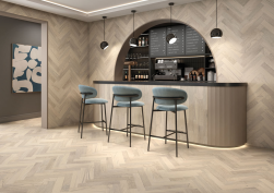 Wnętrze restauracji, krzesła barowe, bar z produktami, na ścianie i na podłodze płytki Douglas Cream 8x44 płytki drewnopodobne