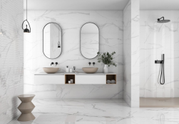 Wnętrze łazienki, podwieszana szafka z dwiema umywalkami, dwa lustra, na podłodze płytki Geotiles Num Blanco Rect. 60x60 płytki imitujące marmur