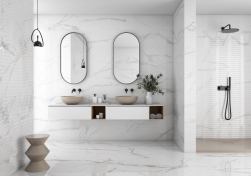 Wnętrze łazienki, podwieszana szafka na umywalki, dwie umywalki, dwa lustra, na blacie dekoracje, na ścianie płytki Geotiles Num Blanco 30x90 płytki imitujące marmur