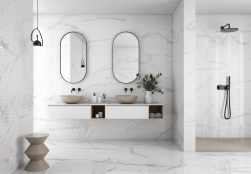 Wnętrze łazienki, półka z umywalkami, dwa lustra na ścianie, dekoracje na blacie przy umywalkach, na ścianie pod prysznicem płytki Geotiles Num Rlv. Blanco 30x90 płytki imitujące marmur
