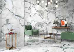 Salon, dwa zielone fotele, stolik kawowy, dekoracyjne lampy, na podłodze płytki Geotiles Oyster Blanco Polished Rect. 120x120 płytki imitujące kamień