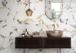 Łazienka, połka na umywalkę, złota umywalka, na blacie dekoracje, na ścianie płytki Geotiles Yura Ambar 33x55 płytki ścienne imitujące marmur