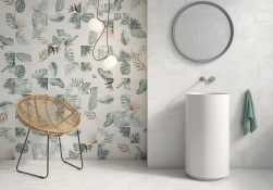 Łazienka, umywalka wolnostojąca, okrągłe lustro na ścianie, ozdobne krzesło, na ścianie i na podłodze płytki Arnia Blanco 20,4x20,4 płytki imitujące beton