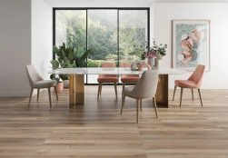 Jadalnia, duży stół z krzesłami, na ścianie obraz, duże okno, na podłodze płytki Balmore Cinnamon Rect. 60x120 płytki drewnopodobne