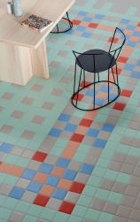 Wnętrze pomieszczenia, beżowe biurko, czarne krzesło, na podłodze płytki Pixel41 02 Lobster 11,55x11,55 płytka dekoracyjna