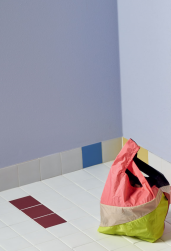 Pomieszczenie, na podłodze worek treningowy, ściana w kolorze fioletowym, na podłodze płytki Pixel41 04 Bordeaux 11,55x11,55 płytka dekoracyjna