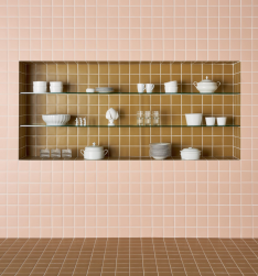 Ściana kuchenna, w ścianie wnęka z półkami, na półkach akcesoria kuchenne, na ścianie płytki Pixel41 11 Powder 11,55x11,55