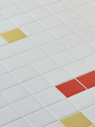 Na podłodze płytki Pixel41 16 Lemon 11,55x11,55