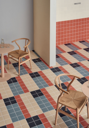 Wnętrze restauracji, okrągłe stoliki z krzesłami, przy stolikach wiklinowe krzesła, na podłodze płytki Pixel41 26 Antrax 11,55x11,55 płytka dekoracyjna