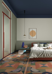 Sypialnia, pod ścianą łóżko, na ścianie obraz i zielone płytki, na podłodze płytki One 03 120x120 płytka dekoracyjna