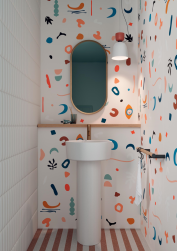 Łazienka, umywalka wolnostojąca w białym kolorze, nad umywalką półokrągłe lustro, na podłodze płytki w paski biało-brązowe, na ścianie płytki PAPER41 PRO – ZOE 50x100