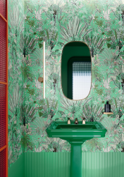 Łazienka, pod ścianą zielona umywalka wolnostojąca, nad umywalką półokrągłe lustro, na ścianie płytki PAPER41 PRO – PILAR 50x100