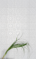 Przy ścianie wazon z rośliną, ściana wyłożona płytkami 41zero42 Superclassica SCB Path Bianco 15x15 płytki dekoracyjne