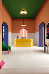 Wnętrze pomieszczenia, na środku żółta lada, ściany w kolorze pomarańczowym, sufit w zielonym kolorze, na podłodze płytki Superclassica SCW Natural 80x180 płytki imitujące kamień