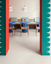 Wnętrze restauracji, pod ścianą stoliki z krzesłami, ściany wyłożone dekoracyjnymi płytkami w białym kolorze, na podłodze płytki 41zero42 Superclassica SCW Natural 7,5x120 płytki imitujące kamień