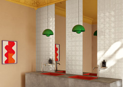 Łazienka, kamienny blat, dwie czerwone umywalki, dwa lustra, jedna ściana w kolorze beżowym, nad umywalką na ścianie płytki Superclassica SCW Bloom Bianco 12,5x12,5 płytki dekoracyjne