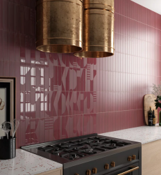 Kuchnia, nad kuchenką złoty okap, na blacie przybory kuchenne, na ścianie matowe płytki w kolorze bordowym i cegiełki Wadi Decor Garnet 6x30 cegiełka dekoracyjna