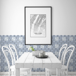 Jadalnia, pod ścianą biały drewniany stół, przy stole cztery białe krzesła, na ścianie obraz, połowa ściany w białym kolorze, na drugiej połowie płytki Cordoba Torres 25x25 płytka patchworkowa